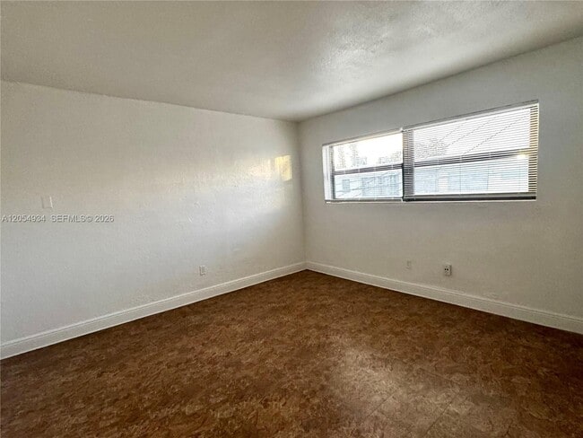 Building Photo - 1525 NE 135th St