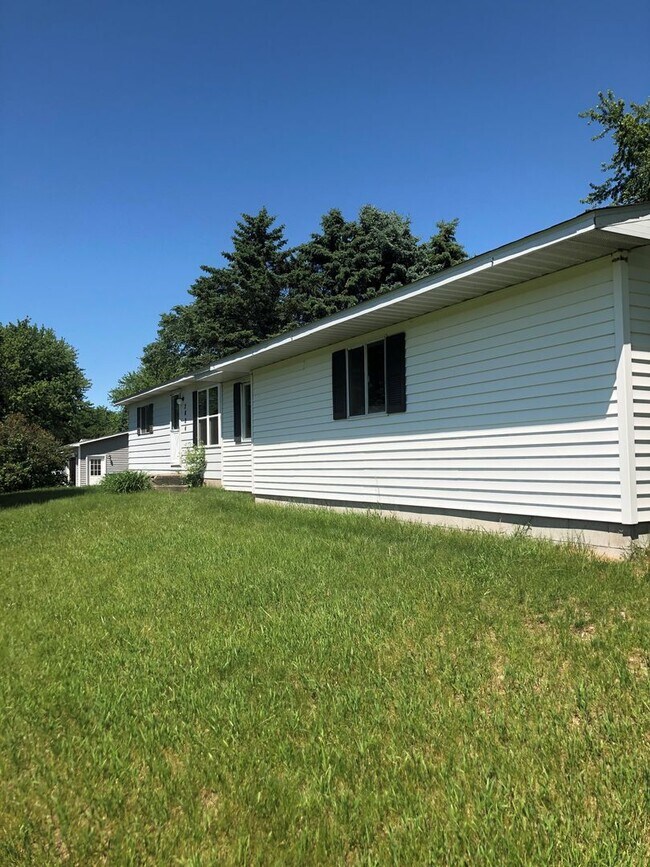 Building Photo - 2824 Country Ln