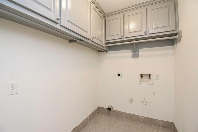 Building Photo - 3903 Vinecrest Dr