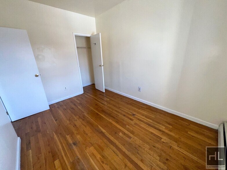 Building Photo - 5BR 1BA Historic Commerical Residential Zo...