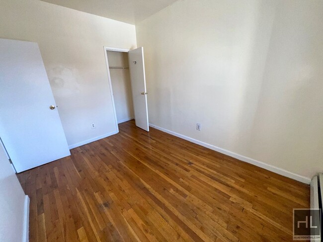 Building Photo - 5BR 1BA Historic Commerical Residential Zo...
