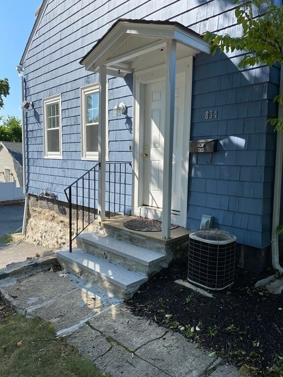 Building Photo - 834 Main St