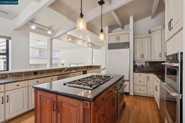 Building Photo - 660 La Casa Via
