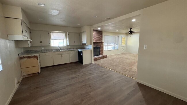 Building Photo - 493 N Alta Ave