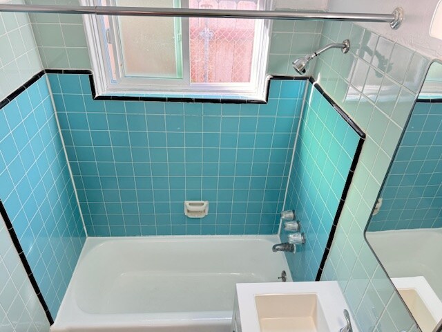 Building Photo - 3728 Ingraham St