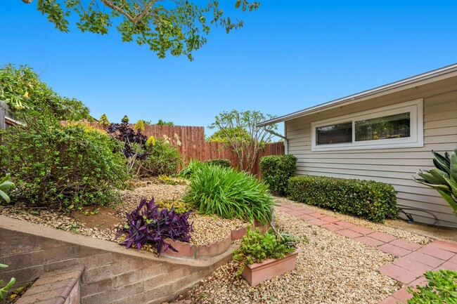 Building Photo - Charming 3 Bedroom 2 Bathroom Home in La M...