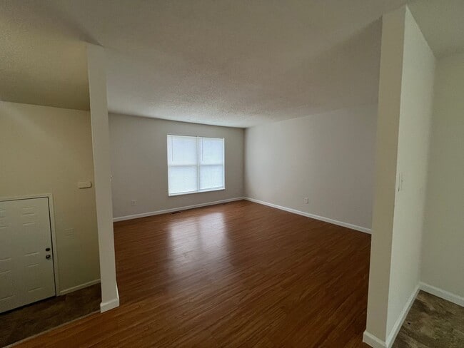 Building Photo - Spacious 4 bedroom Home conveniently locat...