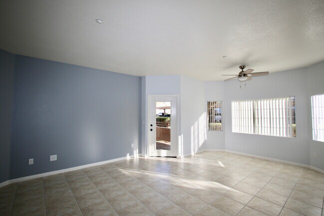 Building Photo - Beautiful 2BR / 2BA Renovated / Modern Con...