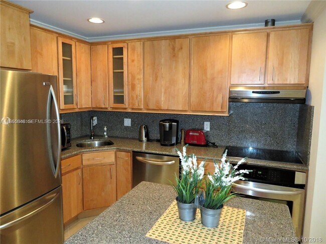 Building Photo - 6471 Bay Club Dr