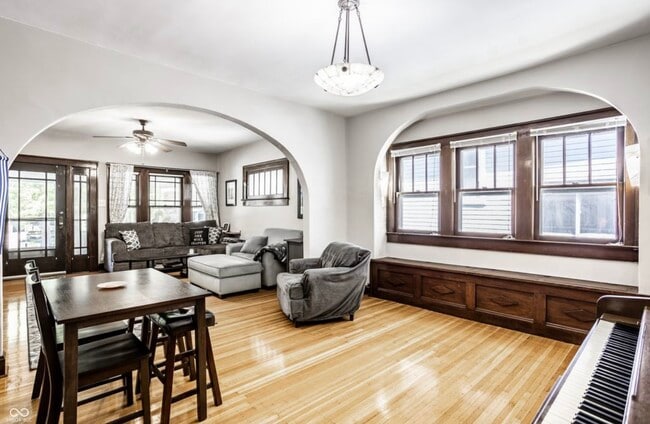 Building Photo - 907 N Riley Ave