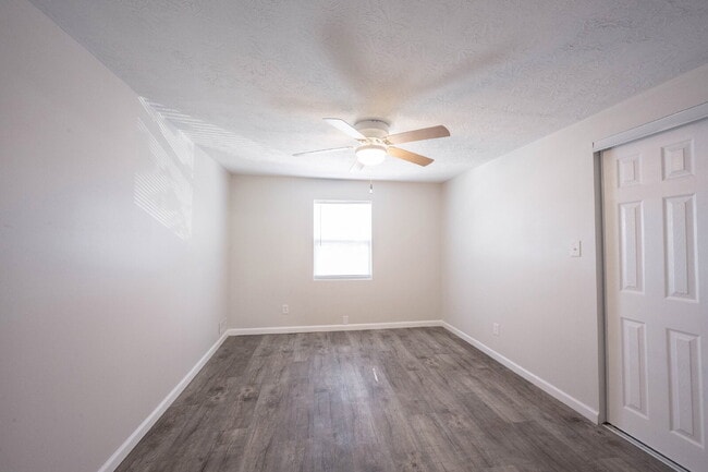 Building Photo - "Spacious 4-Bedroom Gem with 2 Full Baths ...