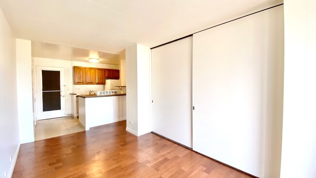 Building Photo - IDEALLY LOCATED 1 BED 1 BATH with 1 PARKIN...