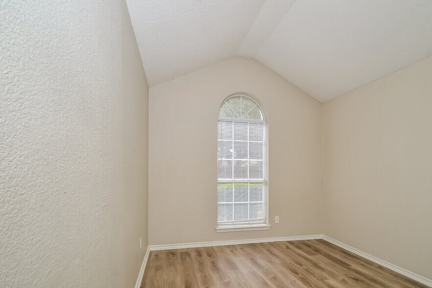 Building Photo - 2310 Summit Dr