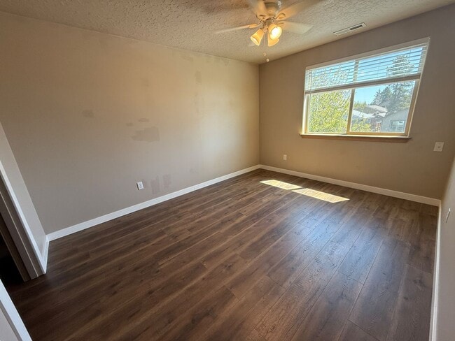 Building Photo - 3BR/2.5BA Home w/ Garage, Fenced Yard – Walk to Shops & Parkra