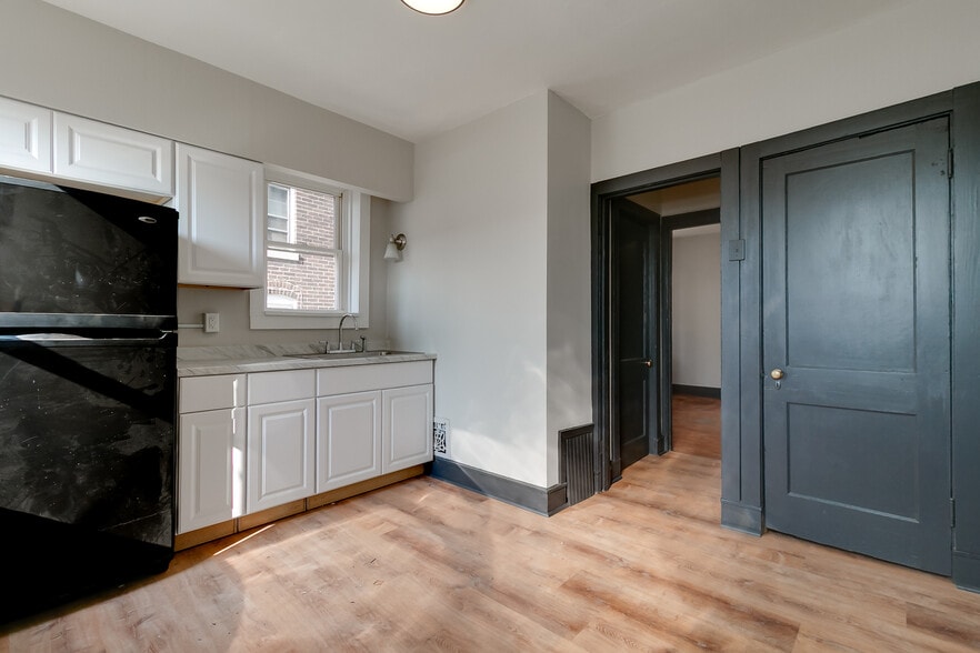 Building Photo - 4918 Winona Ave