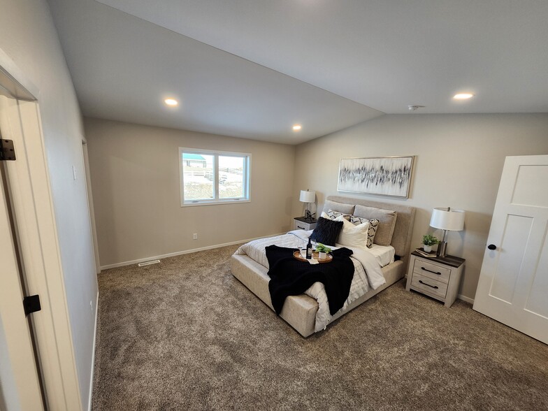 Extra large primary bedroom - 5318 Welder Ave