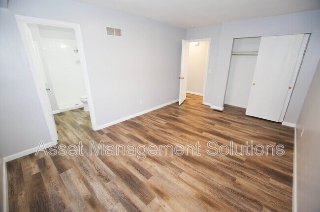 Building Photo - 1 Oak Point Dr