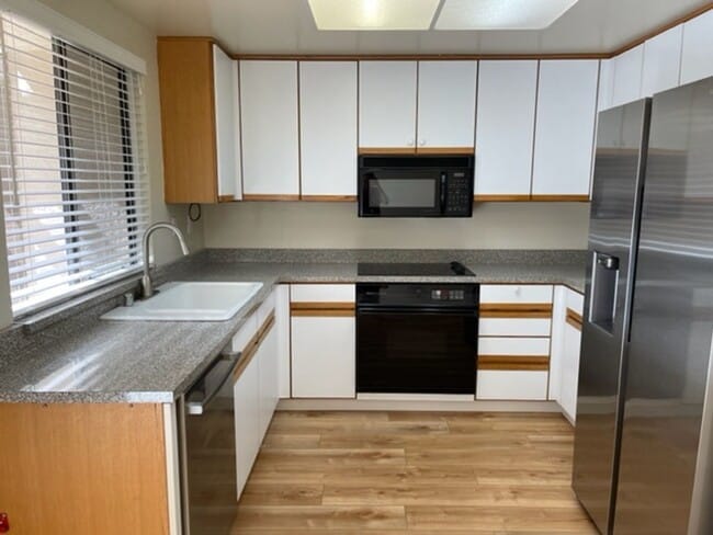 Building Photo - Nicely updated 3 bedroom, 2 bath 2 story t...