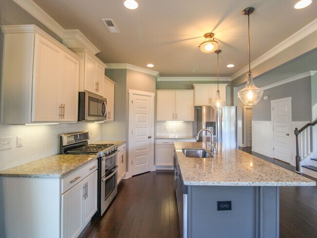 Building Photo - Great Location near Edgewater and Toyota F...