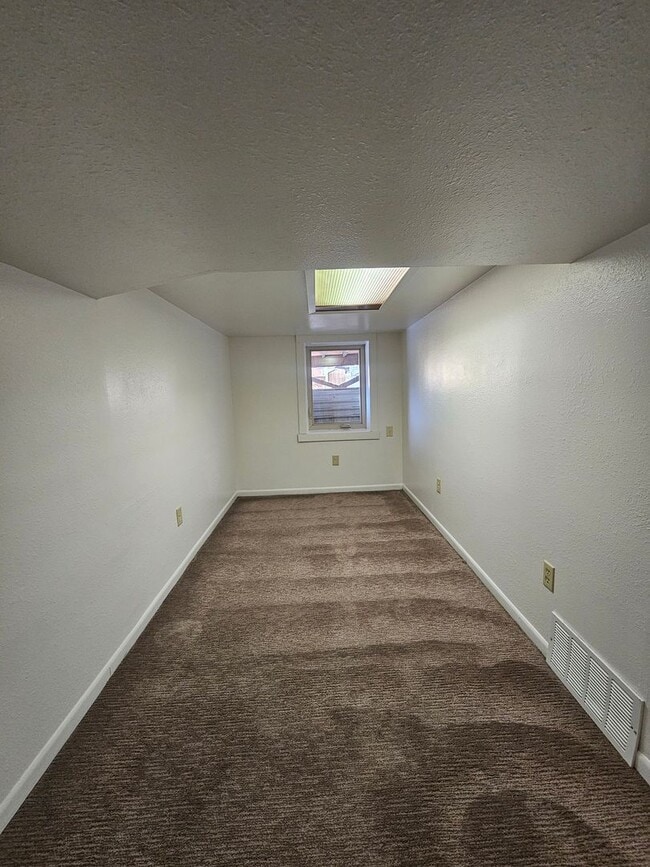 Building Photo - r1319LBP