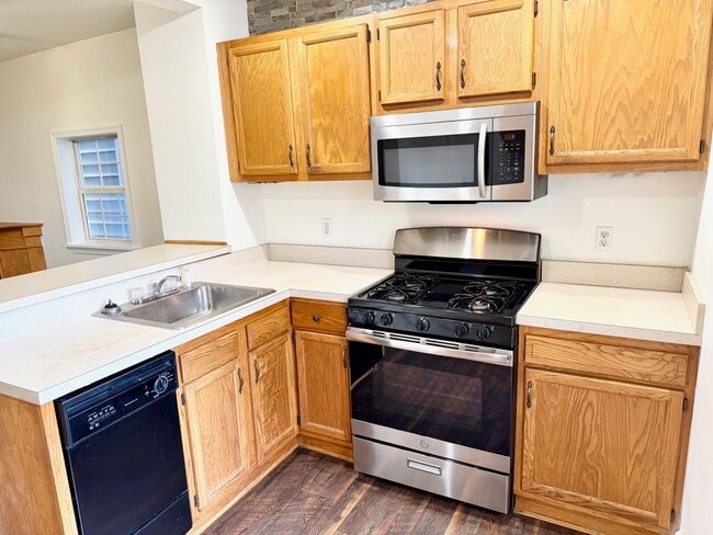 Building Photo - Cozy + Convenient Hanover 3BR w/ Backyard ...