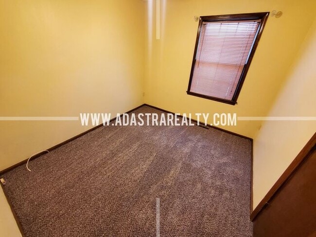 Building Photo - Very Nice Home in South KCMO-Available NOW!!