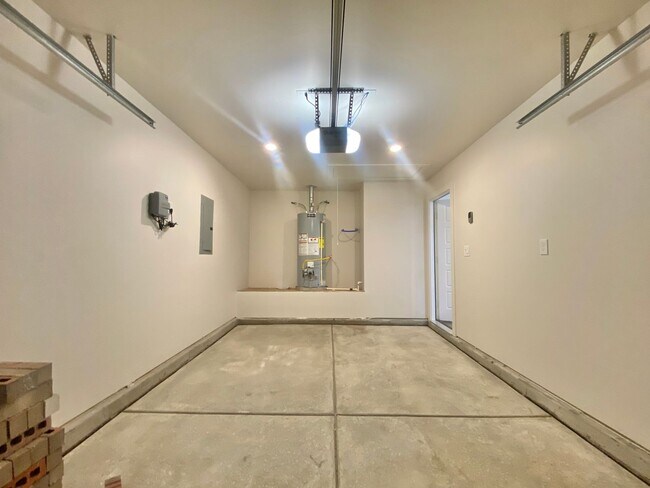 Building Photo - 3 bed 2 bath now available in Frenship west