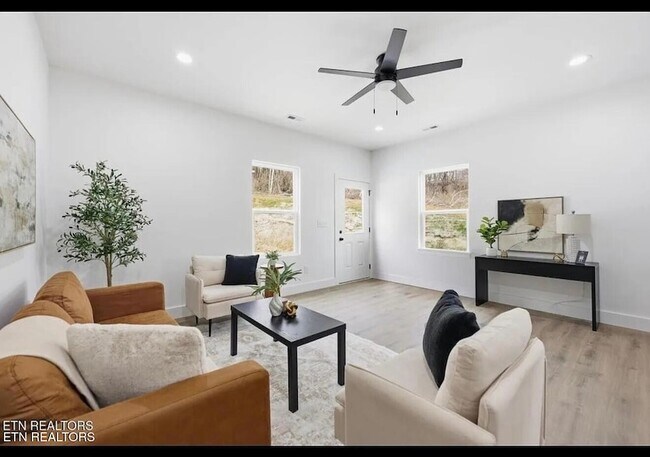 Building Photo - 3429 Garden Dr