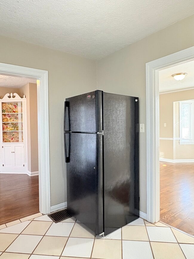 Building Photo - 707 Edgewood St