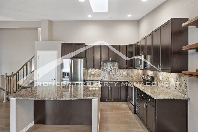 Building Photo - Stylish Townhouse 2bed / 2bath, 2 car garage and AC in Gated Community Near Powers Corridor