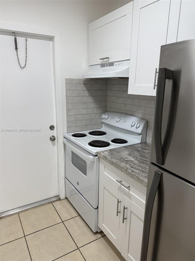 Building Photo - 1895 Venice Park Dr