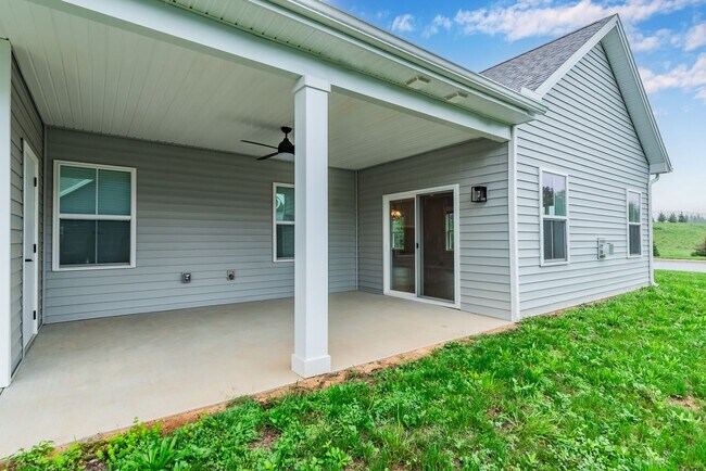 Building Photo - Luxury 3 Bed, 2.5 Bath - Townhome - AVAILABLE Nov. 17, 2025