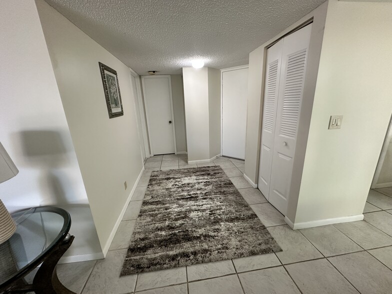 Foyer with 2 storage closets - 2455 Lindell Blvd