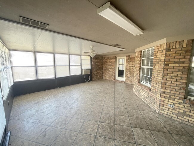 Building Photo - 2212 Peachwood Ct