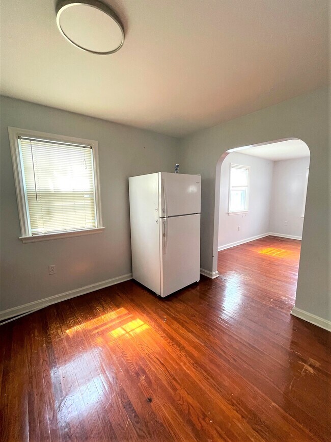 Building Photo - 627 S Ann St