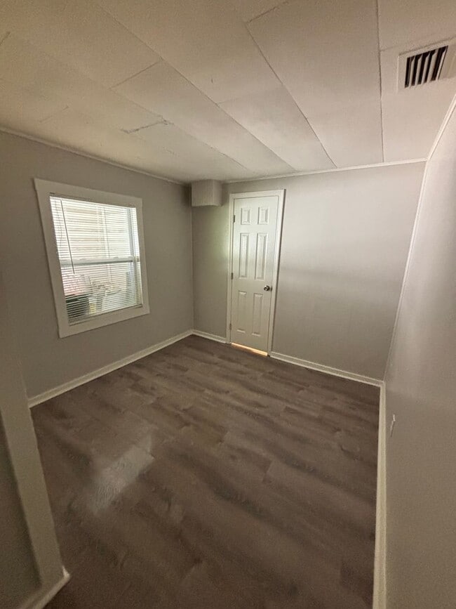 Building Photo - 2 bed 1 bath