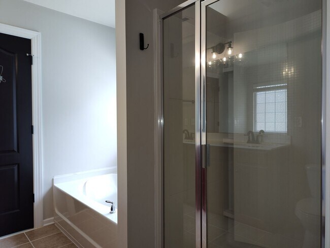 Building Photo - Move-in ready Townhome with in Stone Creek...