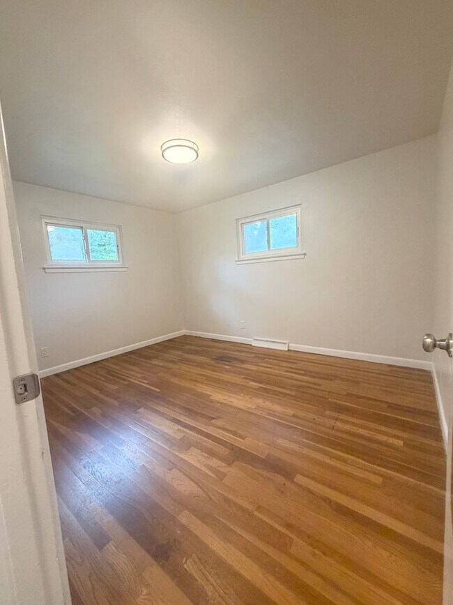 Building Photo - Crestwood Charm 3bd 2bth SFH