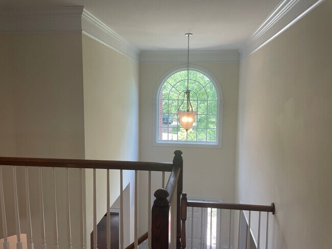 Building Photo - Outstanding Five Bedroom Three Full Bathro...