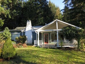 Building Photo - Quaint Cottage Feel Waterfront Home