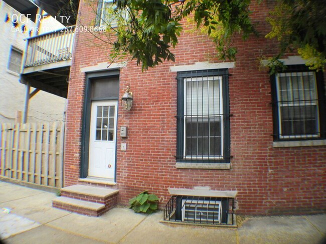 Building Photo - Graduate Hospital Three Bedroom / One Bath...