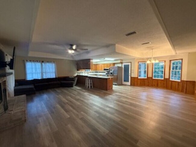 Building Photo - Country charm in this 3/2 in downtown Seld...