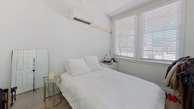 Building Photo - First month free ~ 1 bed / 1 bath on King ...