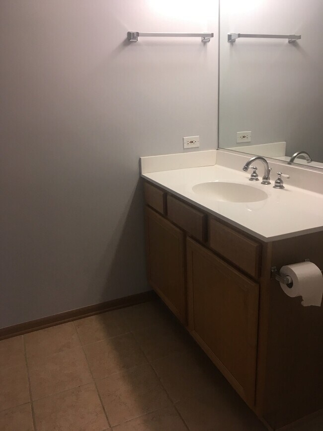 Building Photo - 515 Main St