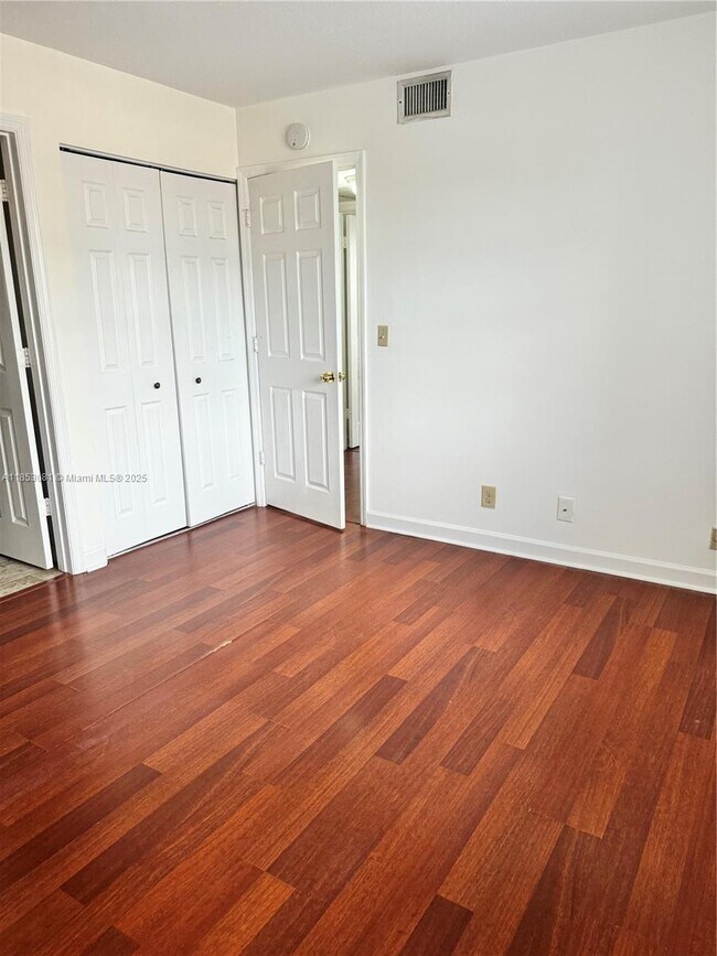 Building Photo - 10028 Twin Lakes Dr