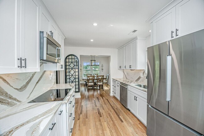 Building Photo - Gorgeous 4 BR/2BA Marshfront Home With Cre...