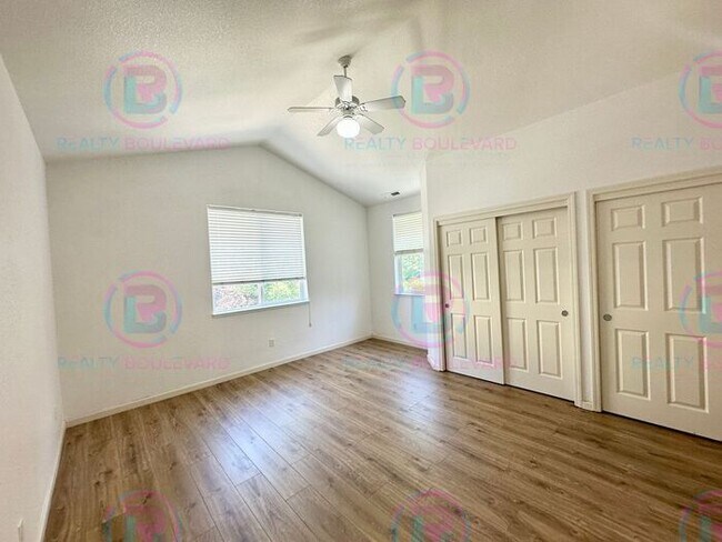 Building Photo - 3 Bedroom 2.5 Bathroom + Loft & 2 Car gara...