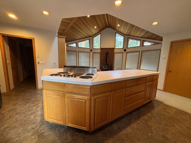 Building Photo - Stunning 3 Bed/ 2.5-Bath Home on the River...