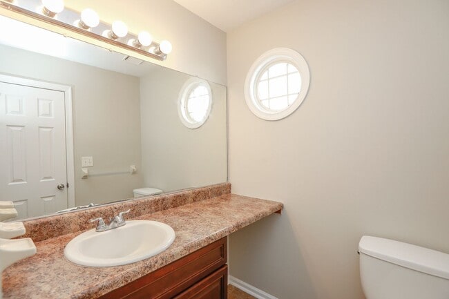 Building Photo - Charming Townhouse in Virginia Beach