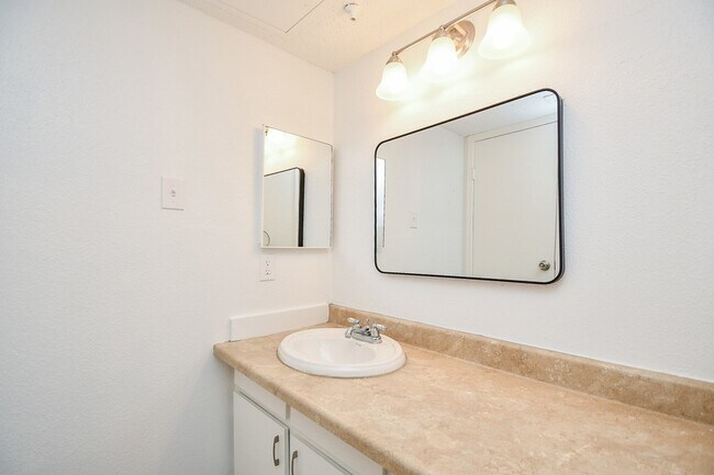 Building Photo - 11201 Lynbrook Dr